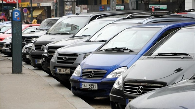 Podle původních plánů měly modré parkovací zóny začít na Smíchově platit letos Podle původních plánů měly modré parkovací zóny začít na Smíchově platit letos