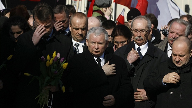 Bratr zesnulého prezidenta Lecha Kaczynského Jaroslaw se modlí pi piet ped