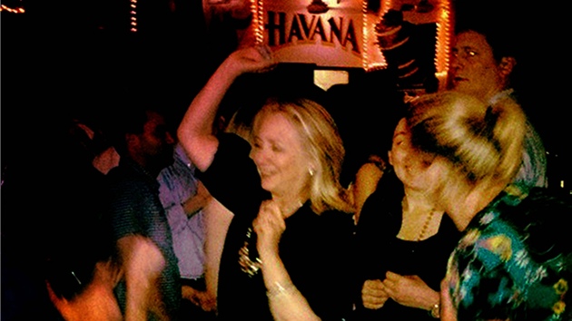 Hillary Clintonov si po celoamerickm summitu v Cartagen, na kter nebyla pizvna Kuba, "zapaila" v klubu Cafe Havana.