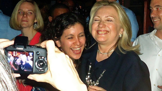 Hillary Clintonov si po celoamerickm summitu v Cartagen, na kter nebyla pizvna Kuba, "zapaila" v klubu Cafe Havana.