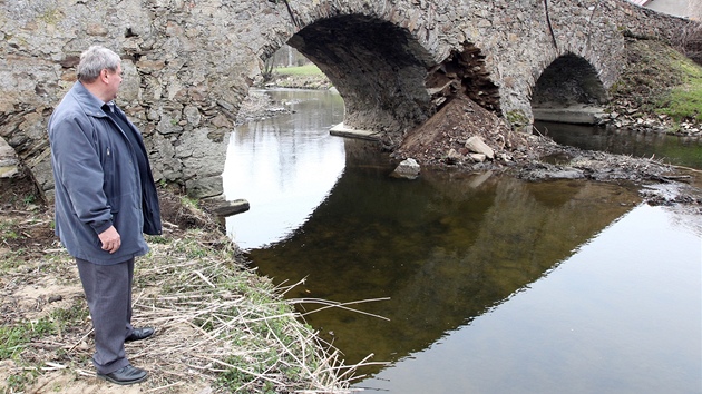 Historick most v Ronov nad Szavou v Pibyslavi zniil traktorista s tkm nkladem. Starosta Pibyslavi Jan tefek si prohl znien pil.