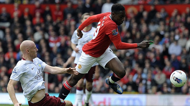 A HUR K BRANCE. Danny Welbeck z Manchesteru United se chyst plchnout skluzujcmu Jamesi Collinsovi z Aston Villy.