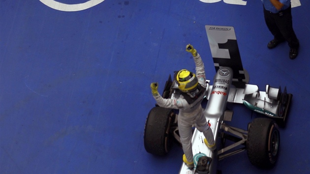 HURÁ. Nmecký pilot Nico Rosberg ovládl Grand Prix íny formule 1.