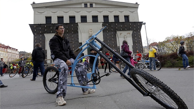 Velk jarn cyklojzda v Praze vyrazila ve tvrtek v podveer z tradinho msta, Nmst Jiho z Podbrad na Vinohradech (19. dubna 2012)