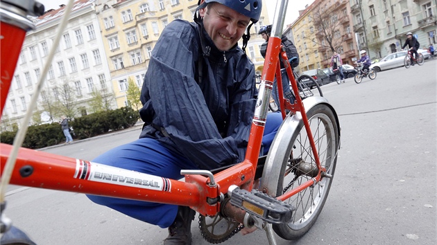 Lid dorazili na kadoron akci, kter m poukzat na tk ivot cyklist v metropoli, na roztodivnch strojch. Nkte vythli i klasickou lidovku, znmou "skldaku". (19. dubna 2012)