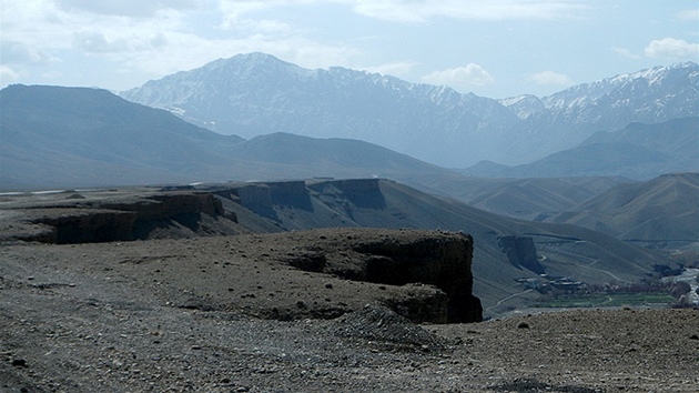 Hluboké údolí eky Dobandaj v afghánském Lógaru