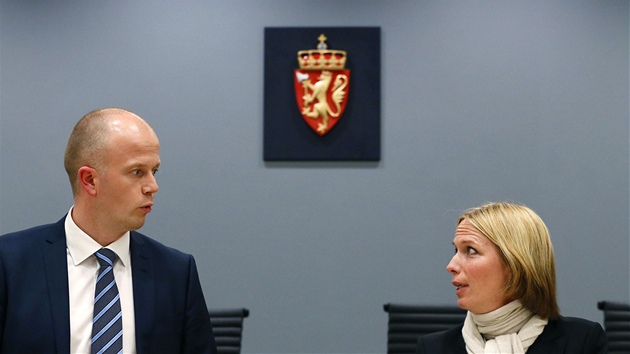Nortí prokurátoi Svein Holden a Bejer Enghová (16. dubna 2012)