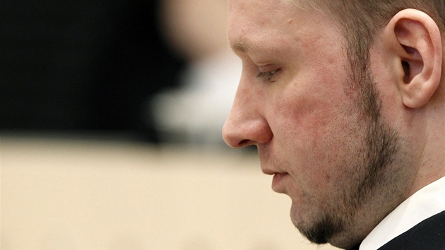 Norský atentátník Anders Behring Breivik u soudu v Oslu (18. dubna 2012)