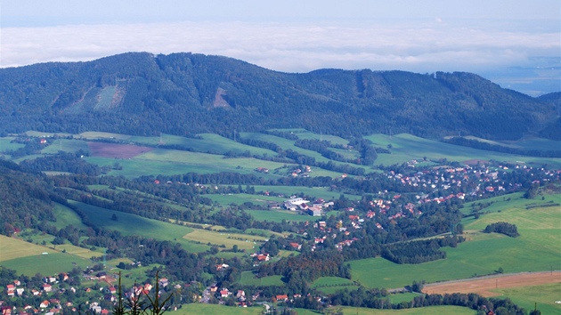 Pohled z Velkho Javornku na obce Bordovice (vlevo) a Lichnov.