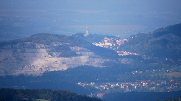 Pohled z Velkho Javornku na tramberk se znmou v Trba a horou Kotou s vpencovm lomem.