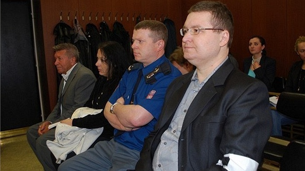 Obalovan (zprava) Tom Janoec, Alena Mjkov a  Ivo Fojtk pi zahjen jednn na Krajskm soudu v Ostrav. (11. dubna 2012)