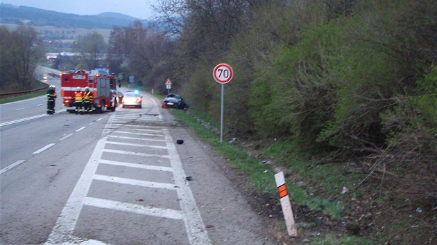 Msto nehody mezi Sluovicemi a Lpou na Zlnsku. (15. dubna 2012)