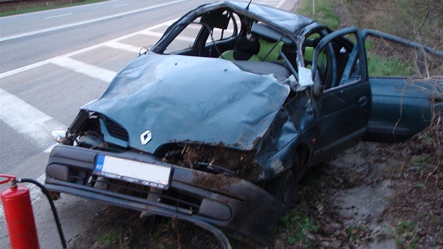 Ponien Renault Mgane po nehod u obce Lpa na Zlnsku. (15. dubna 2012)
