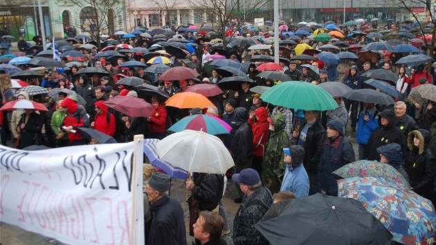 V Ostrav pily na protestn akci Holeovsk vzvy asi ti stovky lid. (15. dubna 2012)