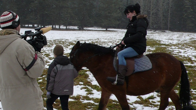 Vmna manelek: Milue Rybov si v nhradn rodin vyzkouela jzdu na koni.