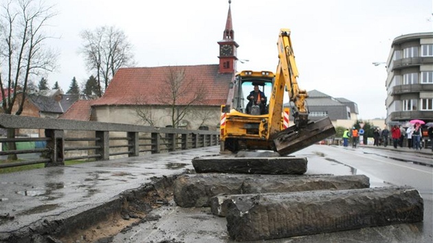 Na uzaveném most v Havlíkov Brod zaali dlníci pracovat na jae 2012.