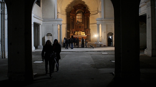 Z vybavení kostela Máí Magdalény v Liberci peily jen zbytky hlavního oltáe.