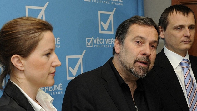 Politici Věcí veřejných Karolína Peake, Radek John a Vít Bárta. Politici Věcí veřejných Karolína Peake, Radek John a Vít Bárta.
