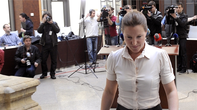 Vicepremirka Karolna Peake na tiskov konferenci oznmila, e ukonila lenstv ve Vcech veejnch a odela z jejich poslaneckho klubu (17. dubna 2012)
