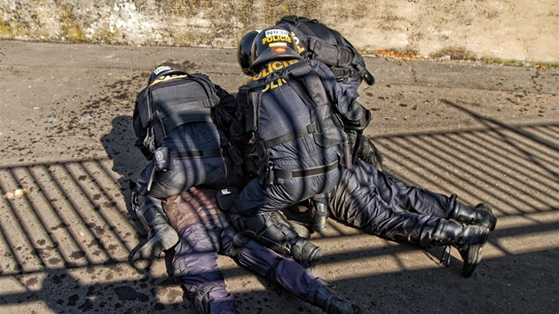 Hradecká policie nedávno trénovala zátah na fotbalové chuligány.  