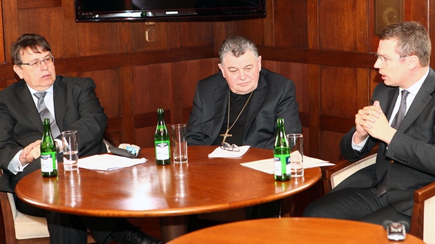 Hejtman hradeckho kraje Lubomr Franc jednal s kardinlem Dominikem Dukou a Janem kolnkem z neziskov Agentury pro rozvoj Broumovska. (13. dubna 2012)