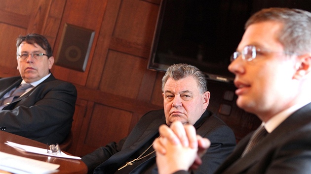 Hejtman hradeckho kraje Lubomr Franc jednal s kardinlem Dominikem Dukou a Janem kolnkem z neziskov Agentury pro rozvoj Broumovska. (13. dubna 2012)
