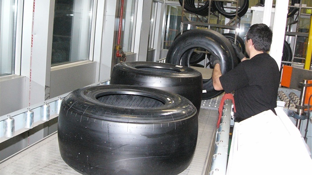 Továrna F1 Pirelli v tureckém Izmitu: Výrobní linka GP2 a první kontrola...