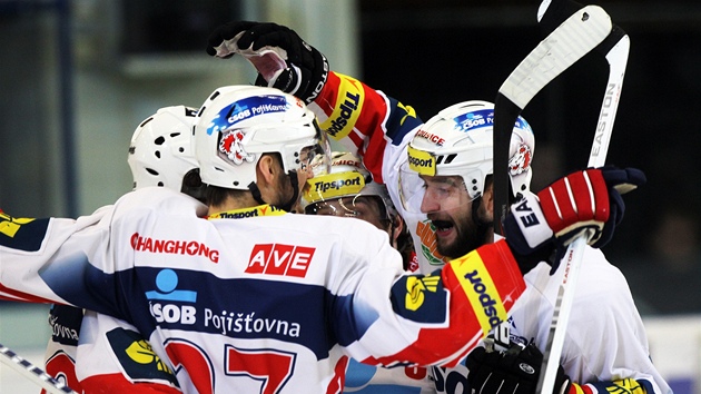 JSME BLÍZKO. Hokejisté Pardubic slaví jeden z pěti gólů v do brány Komety Brno.... JSME BLÍZKO. Hokejisté Pardubic slaví jeden z pěti gólů v do brány Komety Brno....