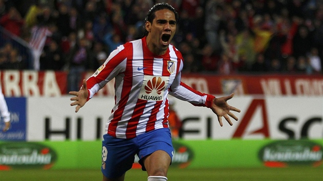 Radamel Falcao z Atlétika Madrid slaví gól, kterým v derby proti Realu vyrovnal