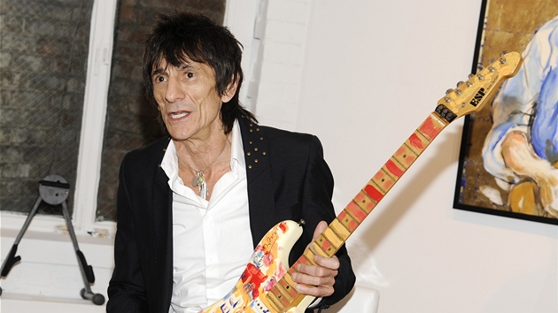 Krom malby obraz se Ronnie Wood vnuje i výzdob kytar.