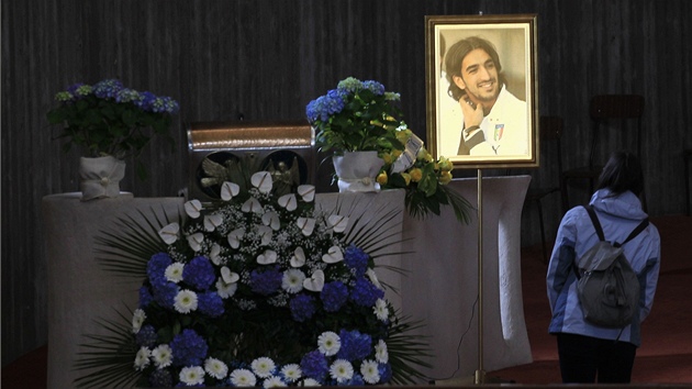 SBOHEM. Pi Morosiniho pohbu stla na olti velk fotografie, ze kter se usmval na pozstal.