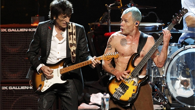 Ronnie Wood z The Rolling Stones a Flea z The Red Hot Chili Peppers vystupují...