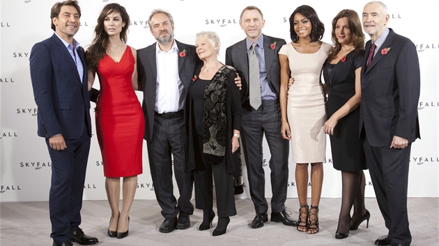 Obsazení filmu Skyfall, zleva hlavní antagonista Javier Bardem, bondgirl... Obsazení filmu Skyfall, zleva hlavní antagonista Javier Bardem, bondgirl...