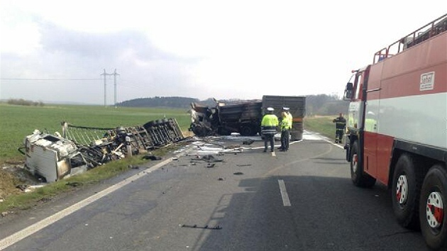 Mezi obcemi hy a Nov Ves na Kladensku se srazily dva kamiony, kter po srce zaaly hoet (13. dubna 2012).