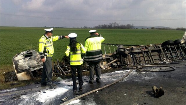 Mezi obcemi hy a Nov Ves na Kladensku se srazily dva kamiony, kter po srce zaaly hoet (13. dubna 2012).