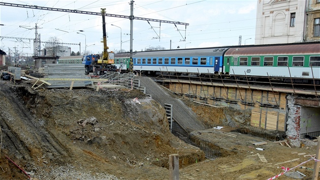 Oprava elezniního koridoru v Plzni, stavba podchodu z nádraní budovy do...