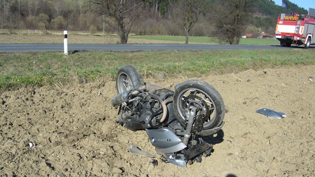 Havarovan motocykl BMW, jeho padestilet idi nehodu nepeil.