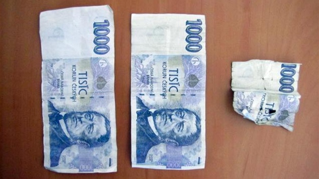 U pětadvacetiletého muže v zaparkované felicii našli policisté falešné... U pětadvacetiletého muže v zaparkované felicii našli policisté falešné...