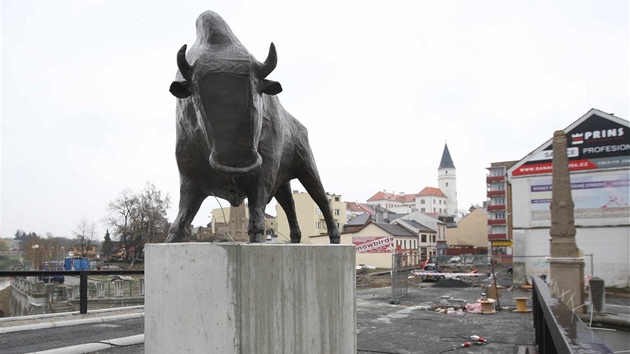 Na dokonovaném perovském Tyrov mostu u je i socha zubra, který má pvod ve...