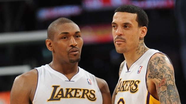 Metta World Peace (vlevo) a Matt Barnes v dresu Los Angeles Lakers. Metta World Peace (vlevo) a Matt Barnes v dresu Los Angeles Lakers.