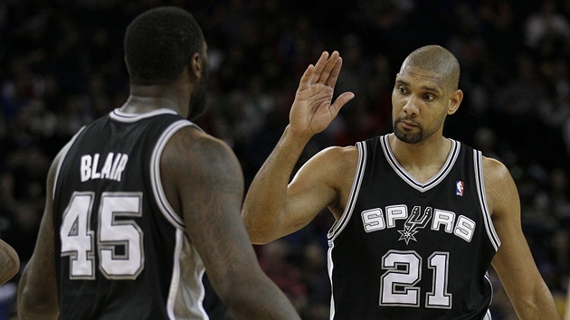 DeJuan Blair a Tim Duncan slaví body San Antonia Spurs. DeJuan Blair a Tim Duncan slaví body San Antonia Spurs.