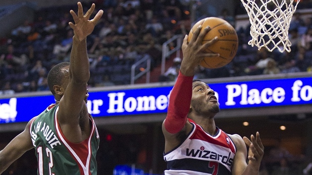 John Wall z Washingtonu zakončuje i přes snahu Luca Richarda Mbah a Mouteho z John Wall z Washingtonu zakončuje i přes snahu Luca Richarda Mbah a Mouteho z