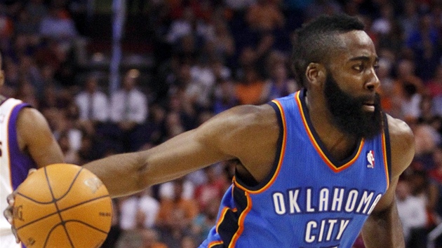 James Harden z Oklahoma City uniká ke koi Phoenixu.