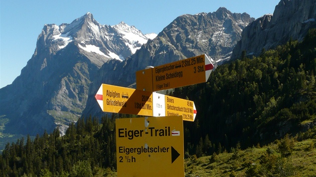 Rozcestník Eigertrailu nedaleko nádraí Alpiglen