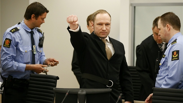 Breivik gestikuluje pi píchodu do soudní sín. (16. dubna 2012)