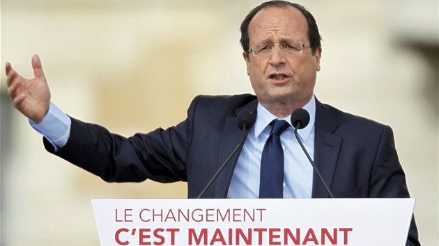 Francois Hollande enil ped zámkem Vincennes (15. dubna 2012)