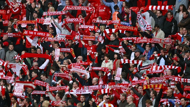"THE KOP" VE WEMBLEY. Skalní fanouci Liverpoolu ped semifinále Anglického