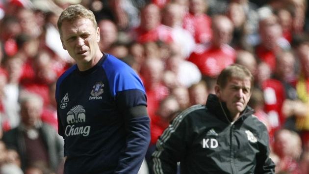 LIVERPOOLŠTÍ TRENÉŘI V LONDÝNĚ. Evertonský kouč David Moyes (vlevo) a Kenny LIVERPOOLŠTÍ TRENÉŘI V LONDÝNĚ. Evertonský kouč David Moyes (vlevo) a Kenny