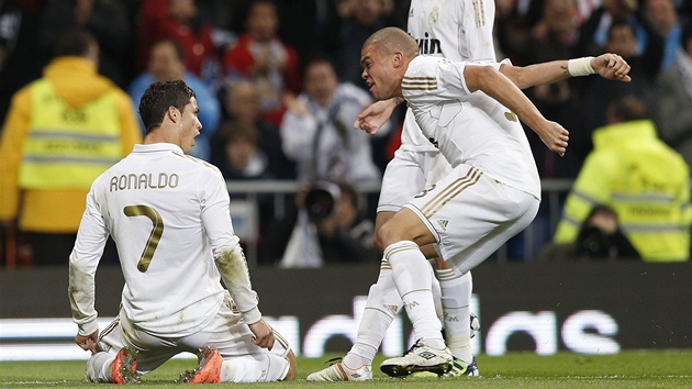 ELITNÍ KANONÝR REALU. Cristiano Ronaldo z Realu Madrid (vlevo) slaví