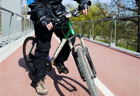 Policie hledá cyklistu, který na Jesenicku tce zranil jiného kolae a z místa nehody ujel. Ilustraní foto